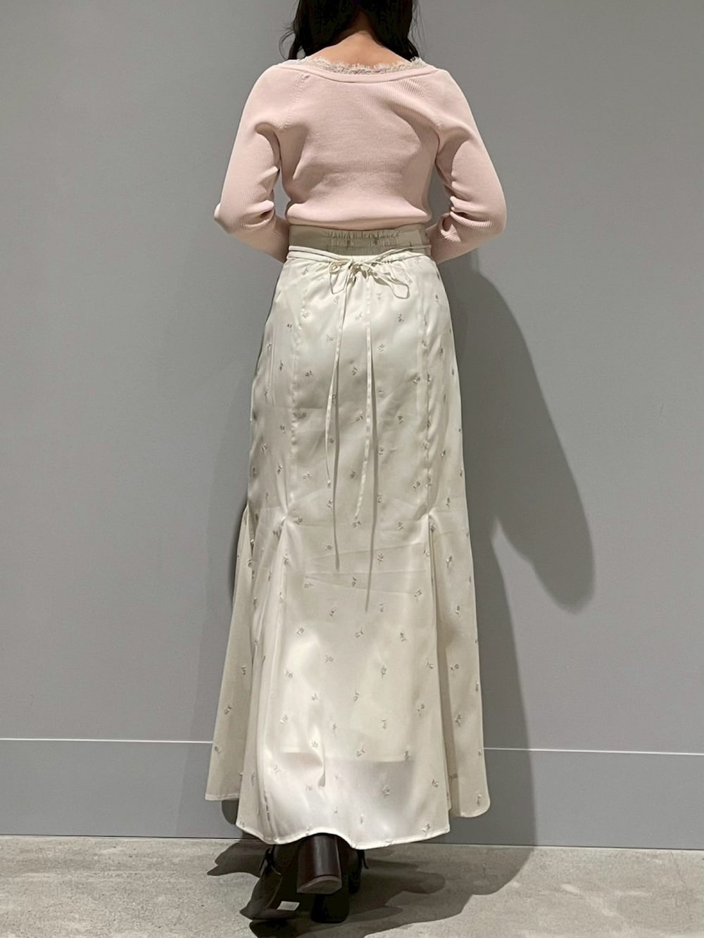 ホワイト系のスカート、ピンク系のニット/セーターを着用したレディースの春コーディネートの3枚目の写真