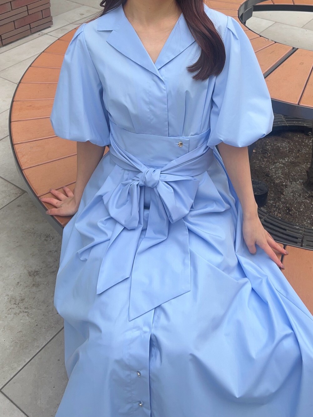 ブルー系のワンピースを着用したレディースの春コーディネートの3枚目の写真