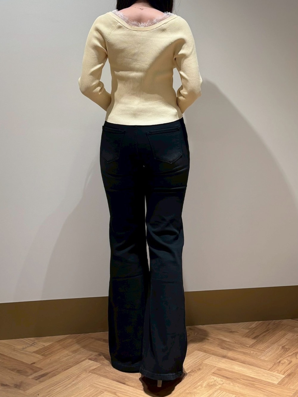 ホワイト系のニット/セーター、ブラック系のその他パンツを着用したレディースの春コーディネートの3枚目の写真