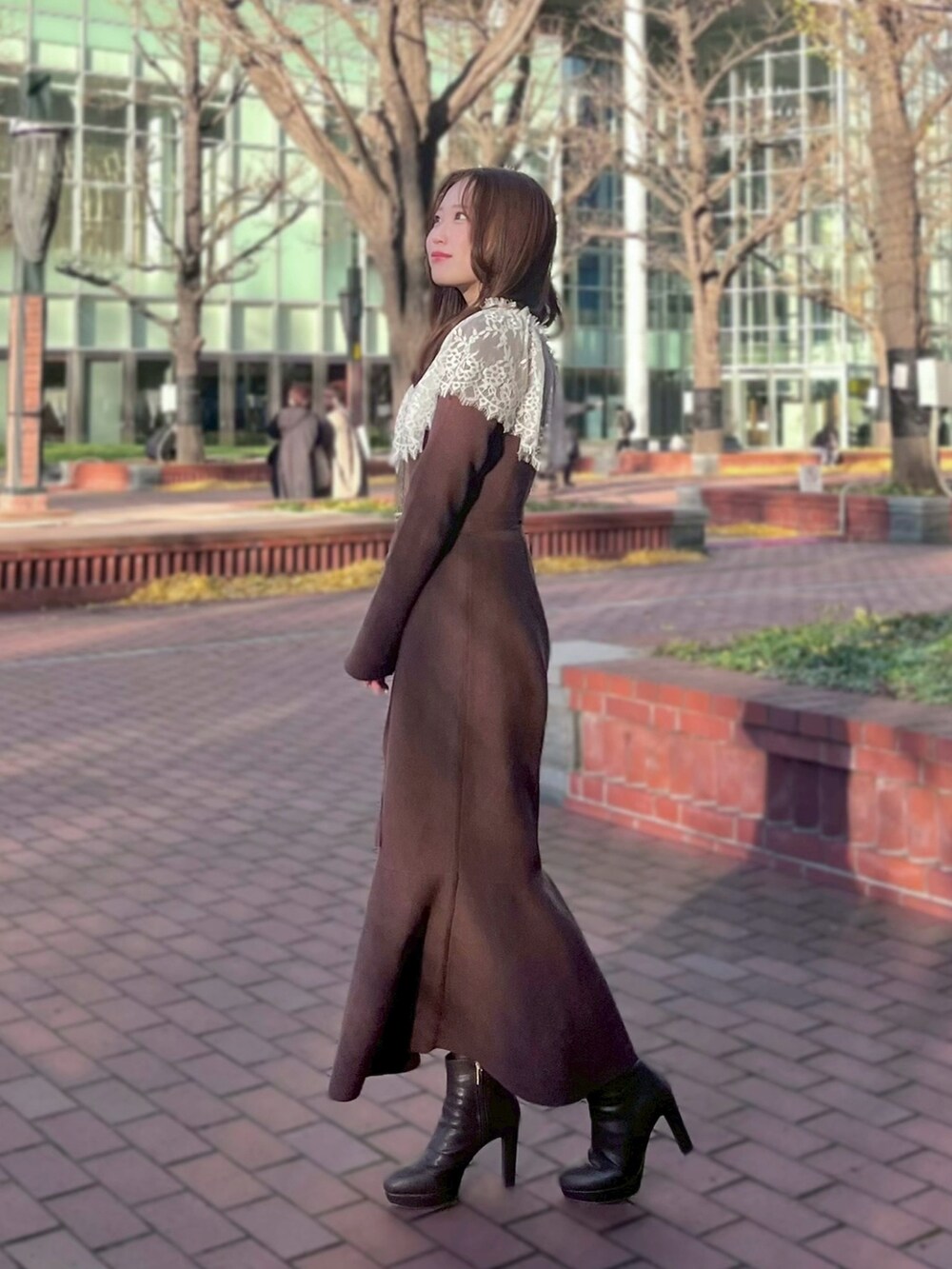 ブラウン系のワンピースを着用したレディースの冬コーディネートの2枚目の写真