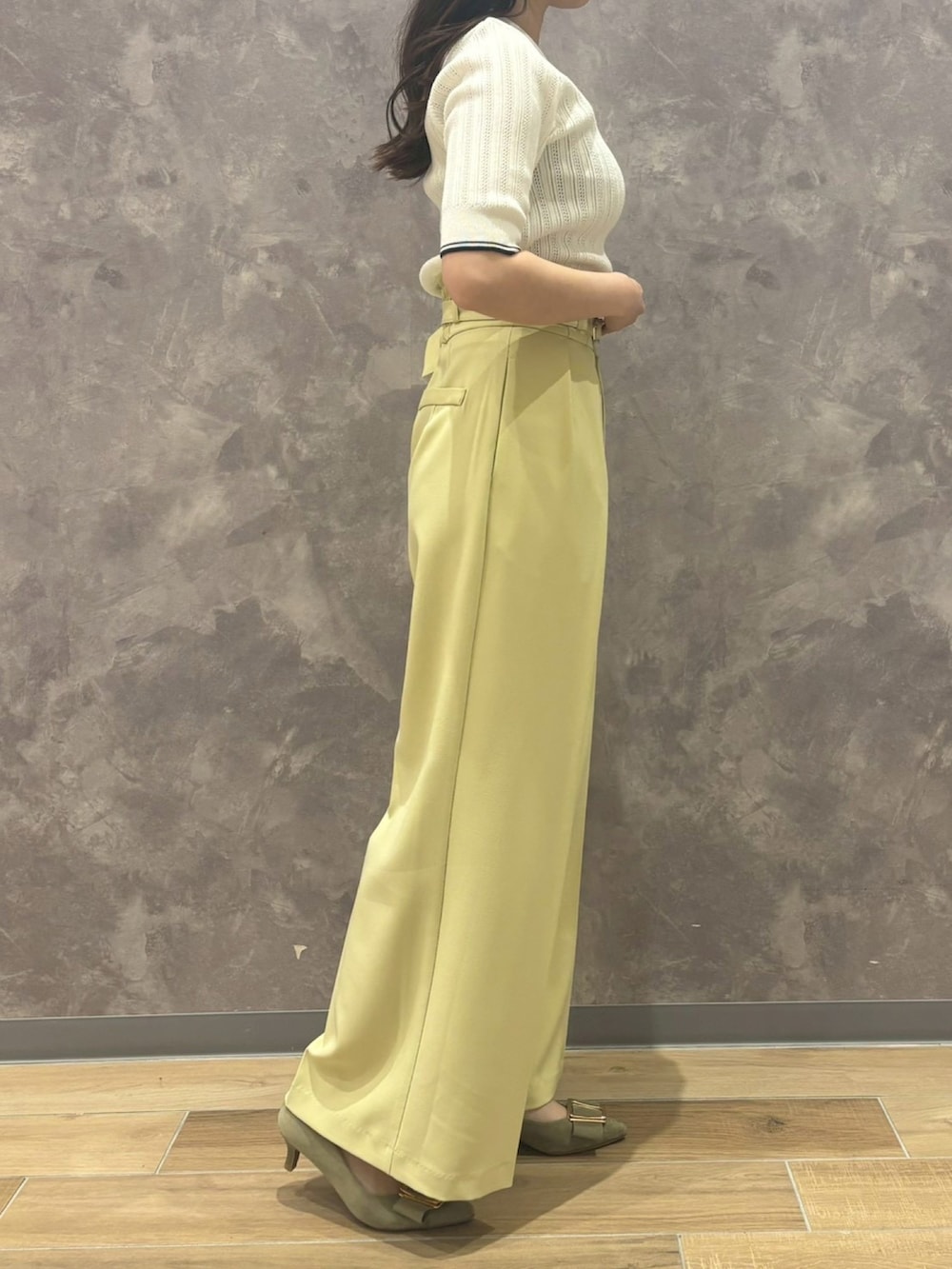 ホワイト系のニット/セーター、グリーン系のその他パンツを着用したレディースの春コーディネートの2枚目の写真