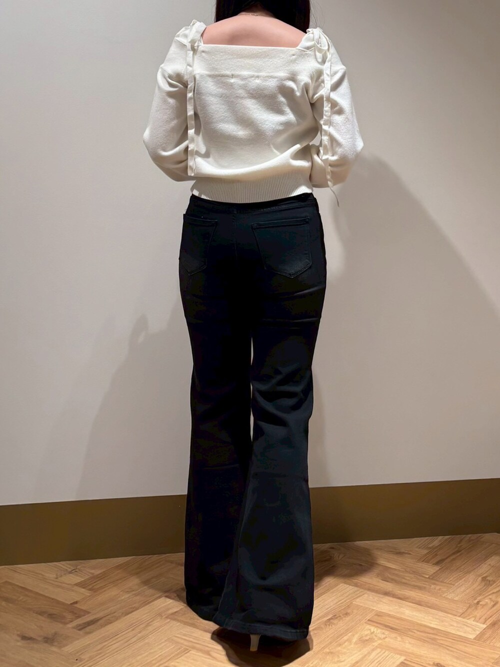 ホワイト系のニット/セーター、ブラック系のその他パンツを着用したレディースの春コーディネートの3枚目の写真