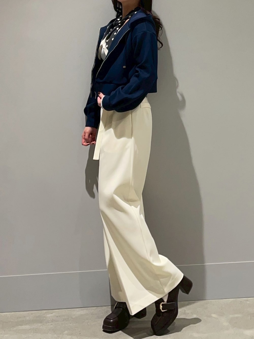 ホワイト系のその他パンツ、ブルー系のニット/セーター、ブルー系のパーカーを着用したレディースの冬コーディネートの2枚目の写真