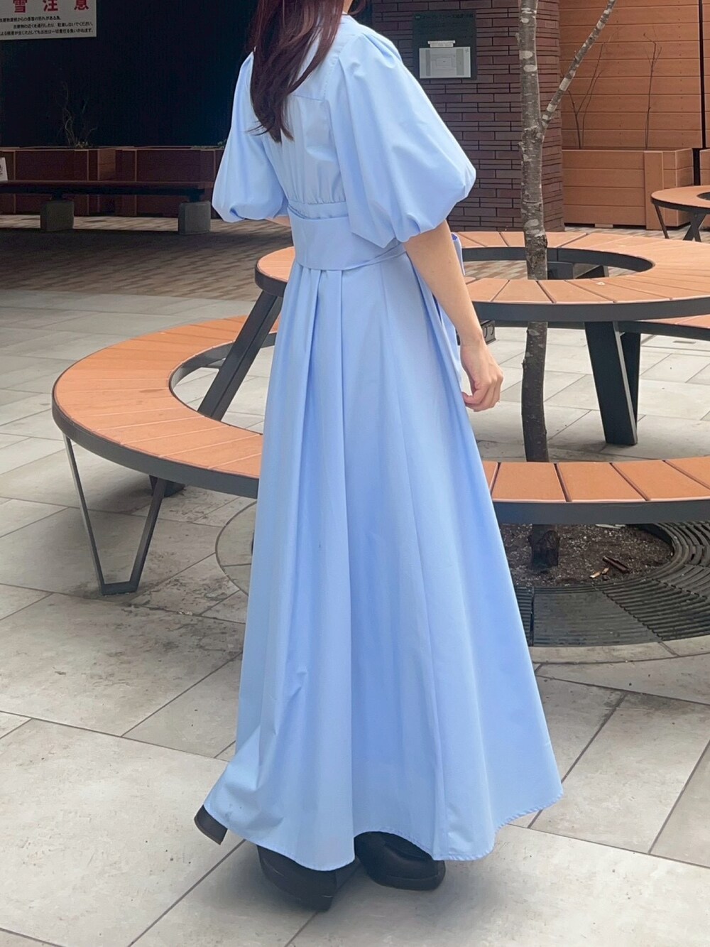 ブルー系のワンピースを着用したレディースの春コーディネートの2枚目の写真