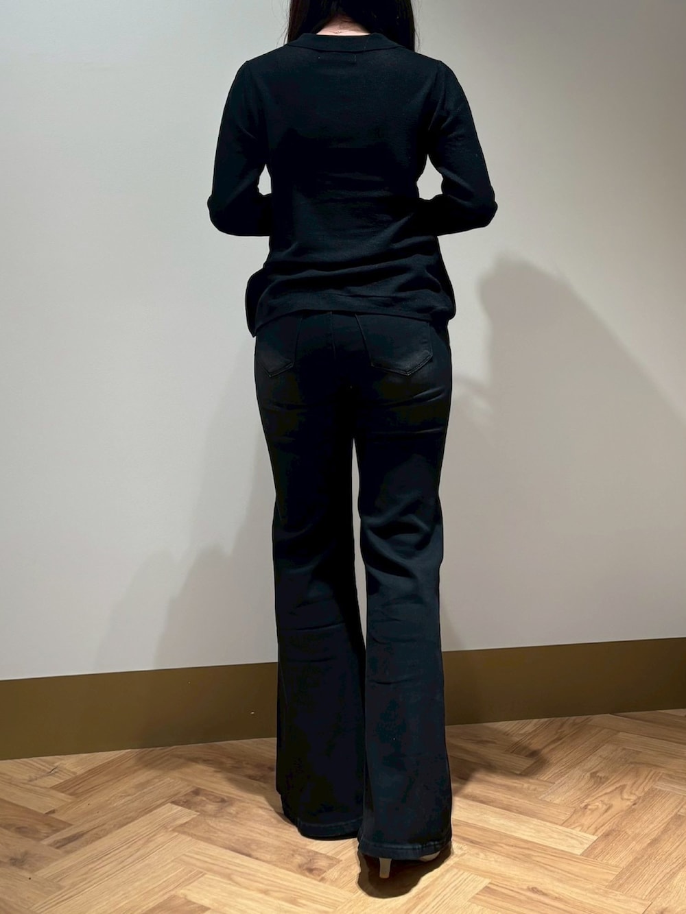 ブラック系のその他パンツ、ブラック系のニット/セーターを着用したレディースの春コーディネートの3枚目の写真