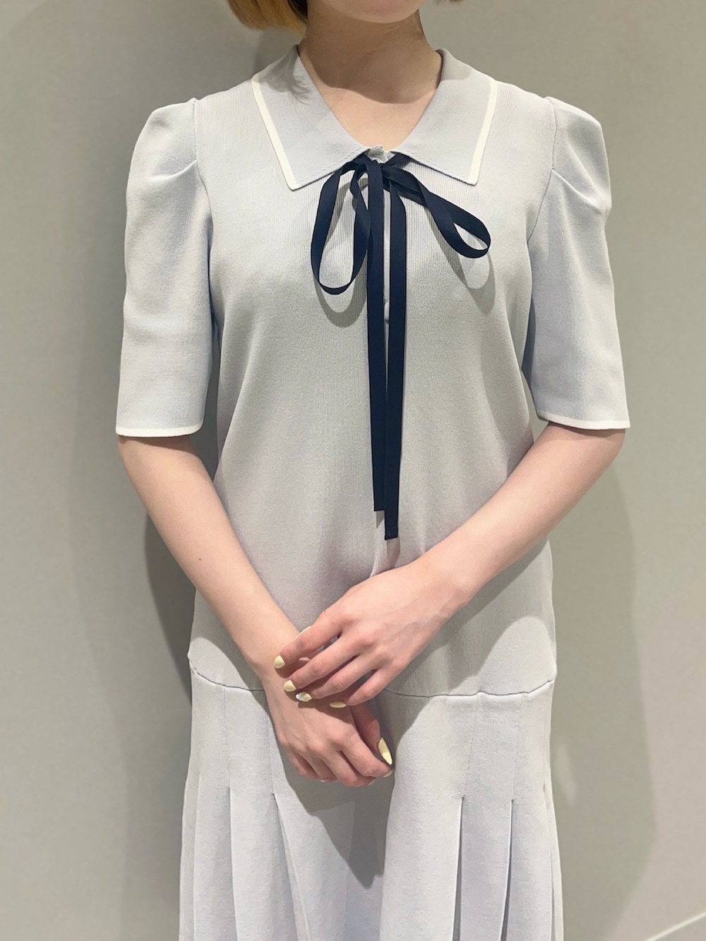 ブルー系のワンピースを着用したレディースの春コーディネートの3枚目の写真