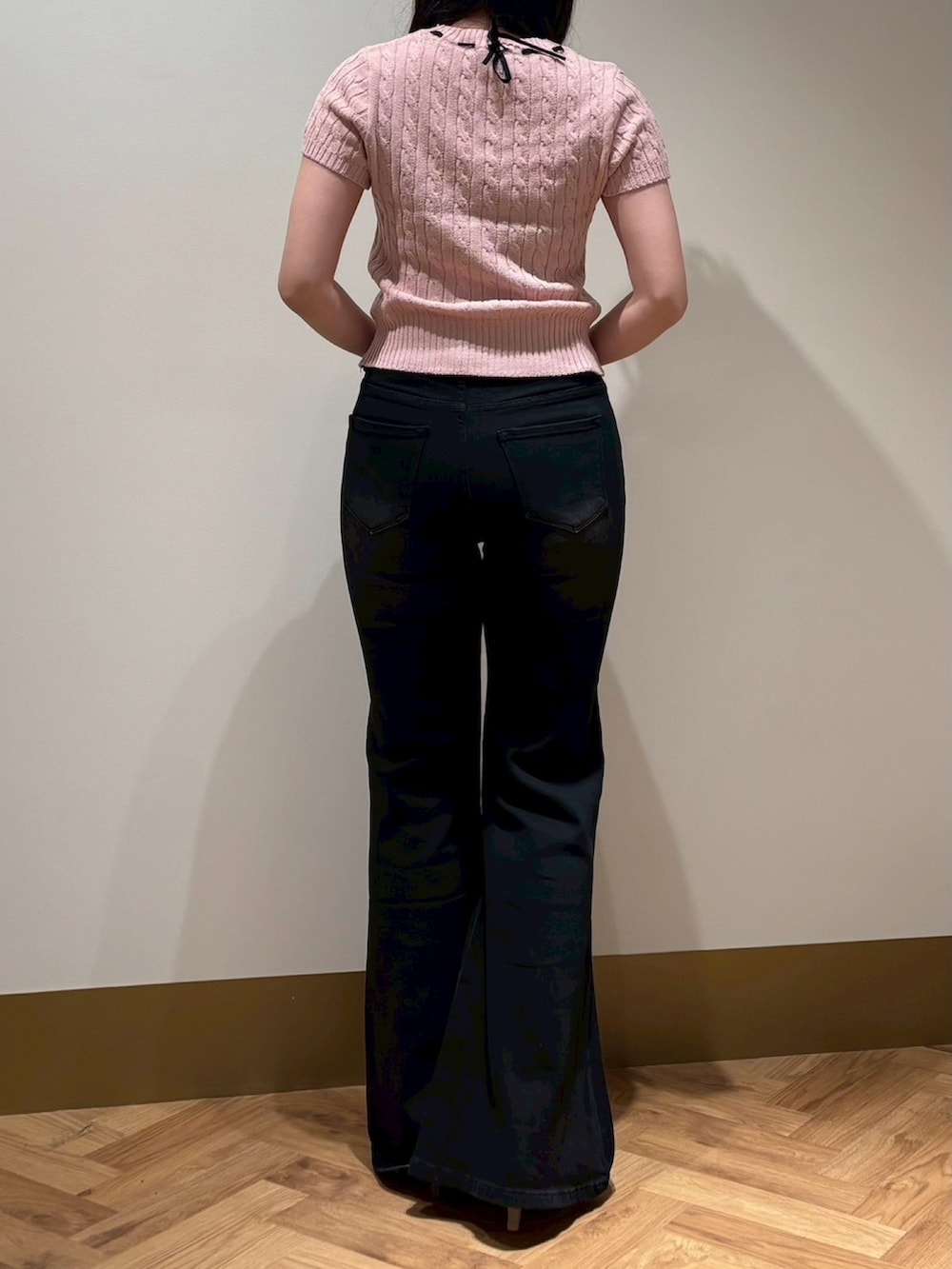 ピンク系のニット/セーター、ブラック系のその他パンツを着用したレディースの春コーディネートの3枚目の写真