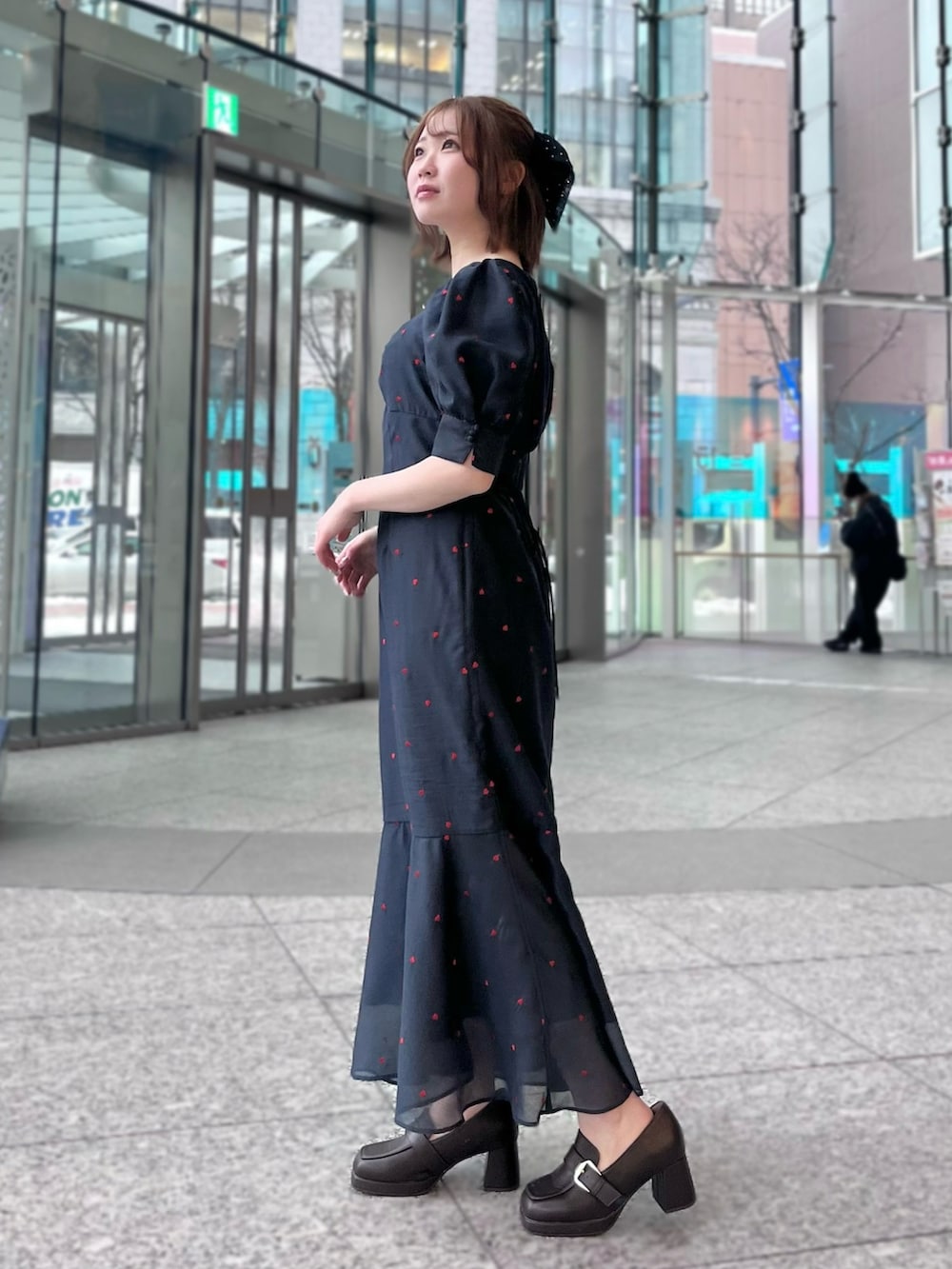 ブルー系のワンピースを着用したレディースの冬コーディネートの2枚目の写真