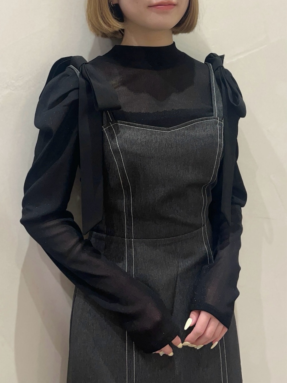 ブラック系のジャンパースカート、ブラック系のTシャツ/カットソーを着用したレディースの春コーディネートの3枚目の写真