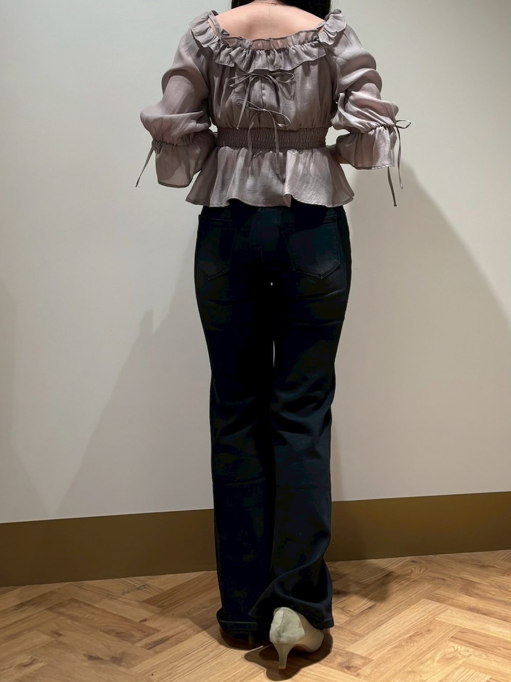 ブラック系のその他パンツ、ベージュ系のシャツ/ブラウスを着用したレディースの春コーディネートの3枚目の写真