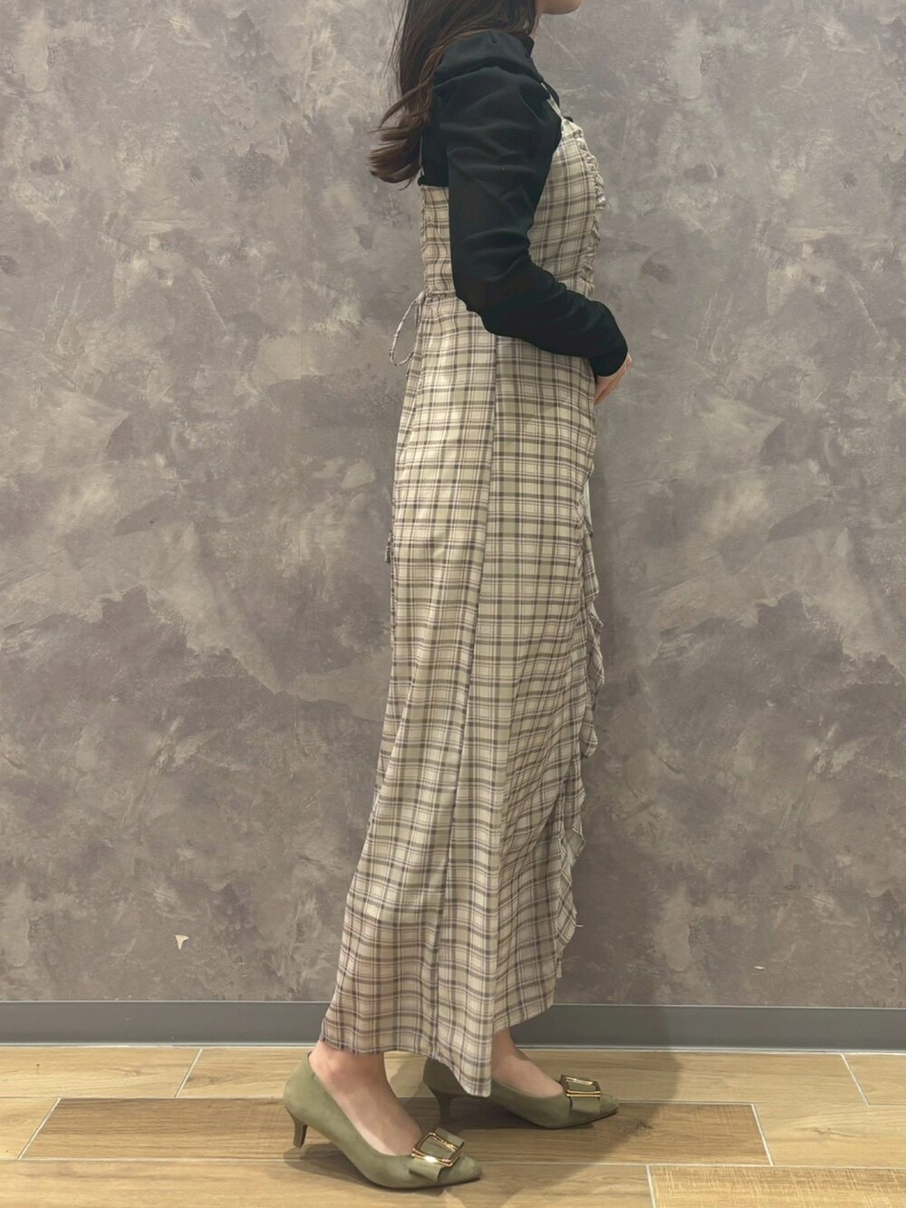 ブラウン系のワンピースを着用したレディースの春コーディネートの2枚目の写真