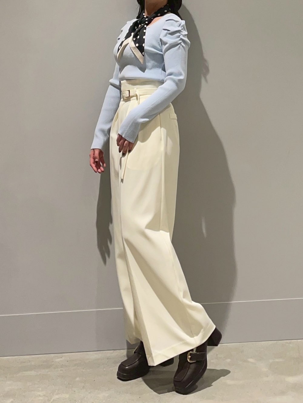 ホワイト系のその他パンツ、ブルー系のニット/セーターを着用したレディースの冬コーディネートの2枚目の写真