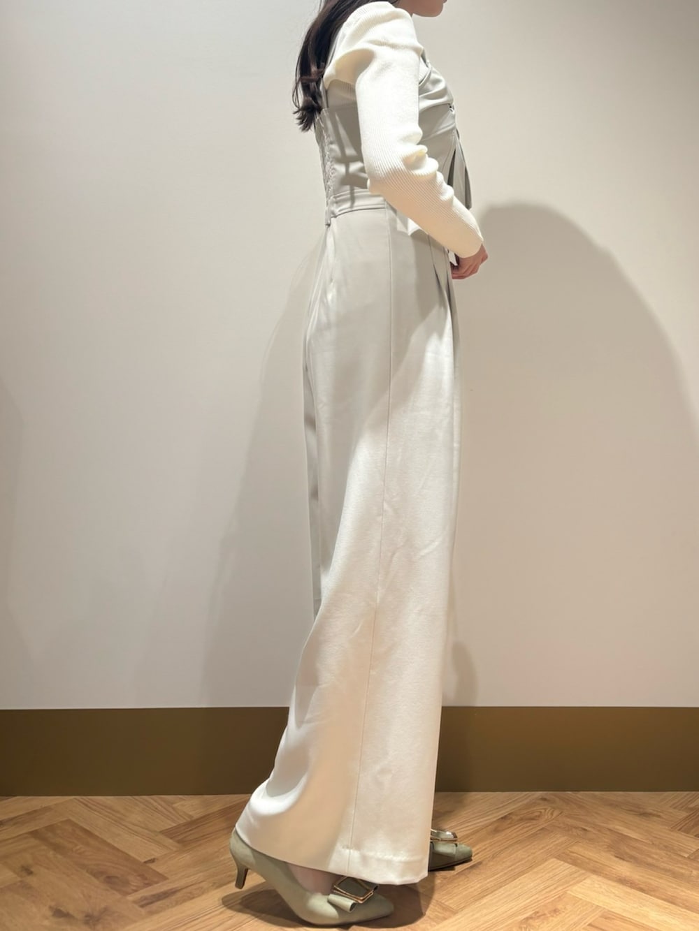 ベージュ系のサロペット/オーバーオール、ピンク系のニット/セーターを着用したレディースの春コーディネートの2枚目の写真