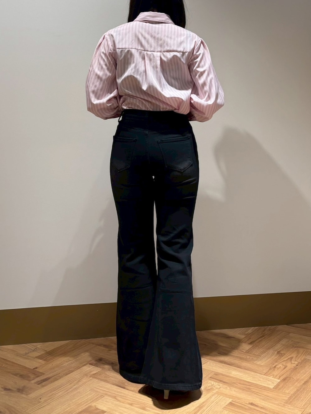 ピンク系のシャツ/ブラウス、ブラック系のその他パンツを着用したレディースの春コーディネートの3枚目の写真