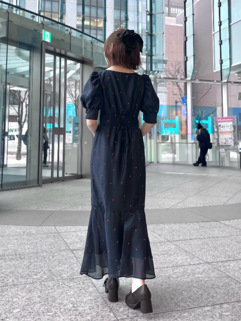 ブルー系のワンピースを着用したレディースの冬コーディネートの3枚目の写真