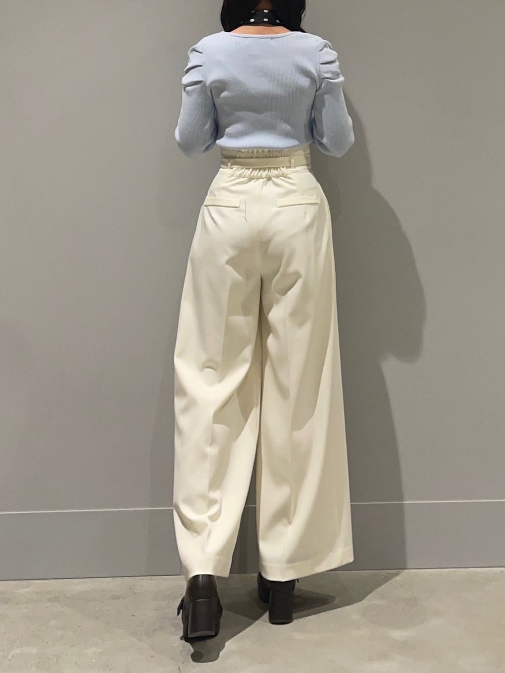 ホワイト系のその他パンツ、ブルー系のニット/セーターを着用したレディースの冬コーディネートの3枚目の写真