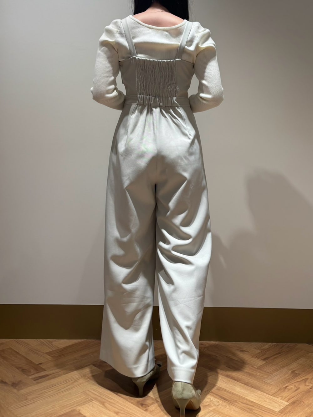 ベージュ系のサロペット/オーバーオール、ピンク系のニット/セーターを着用したレディースの春コーディネートの3枚目の写真