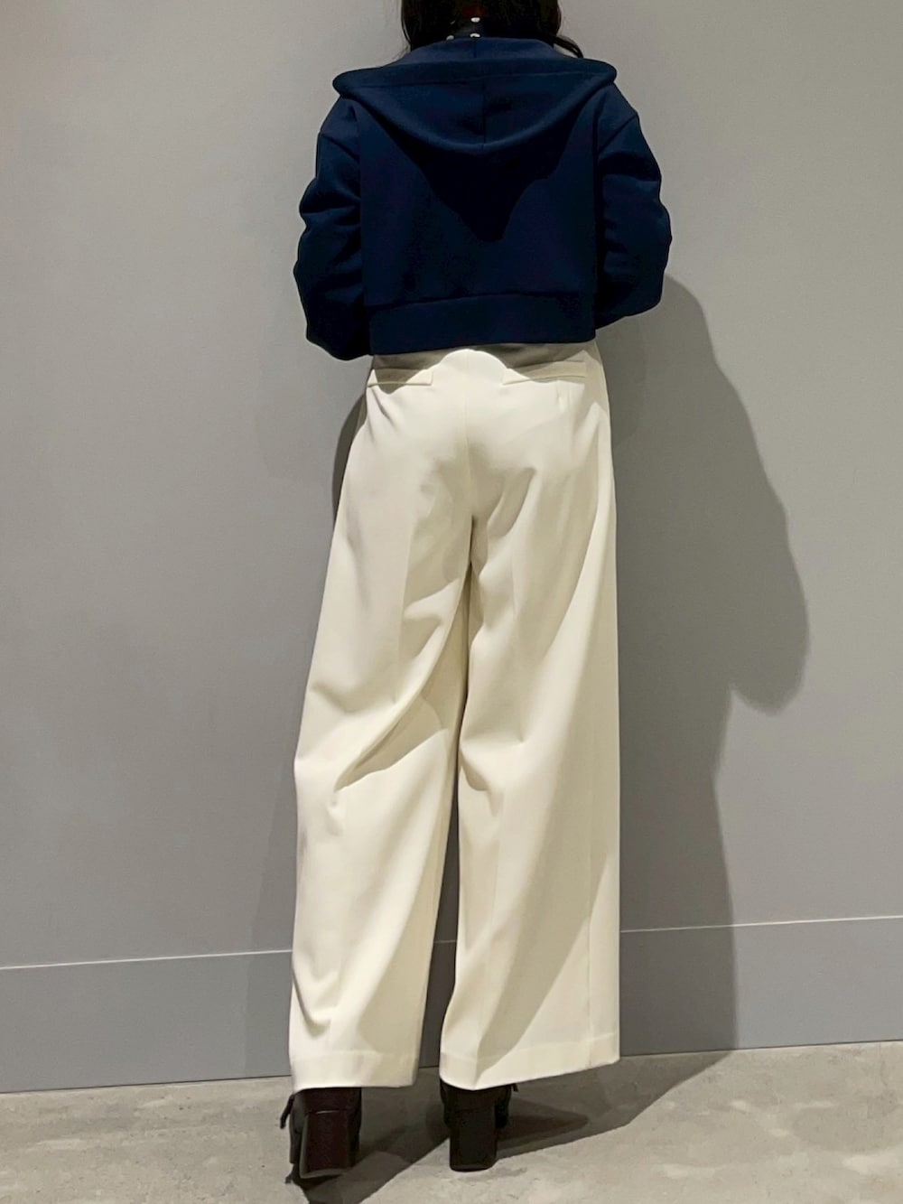 ホワイト系のその他パンツ、ブルー系のニット/セーター、ブルー系のパーカーを着用したレディースの冬コーディネートの3枚目の写真