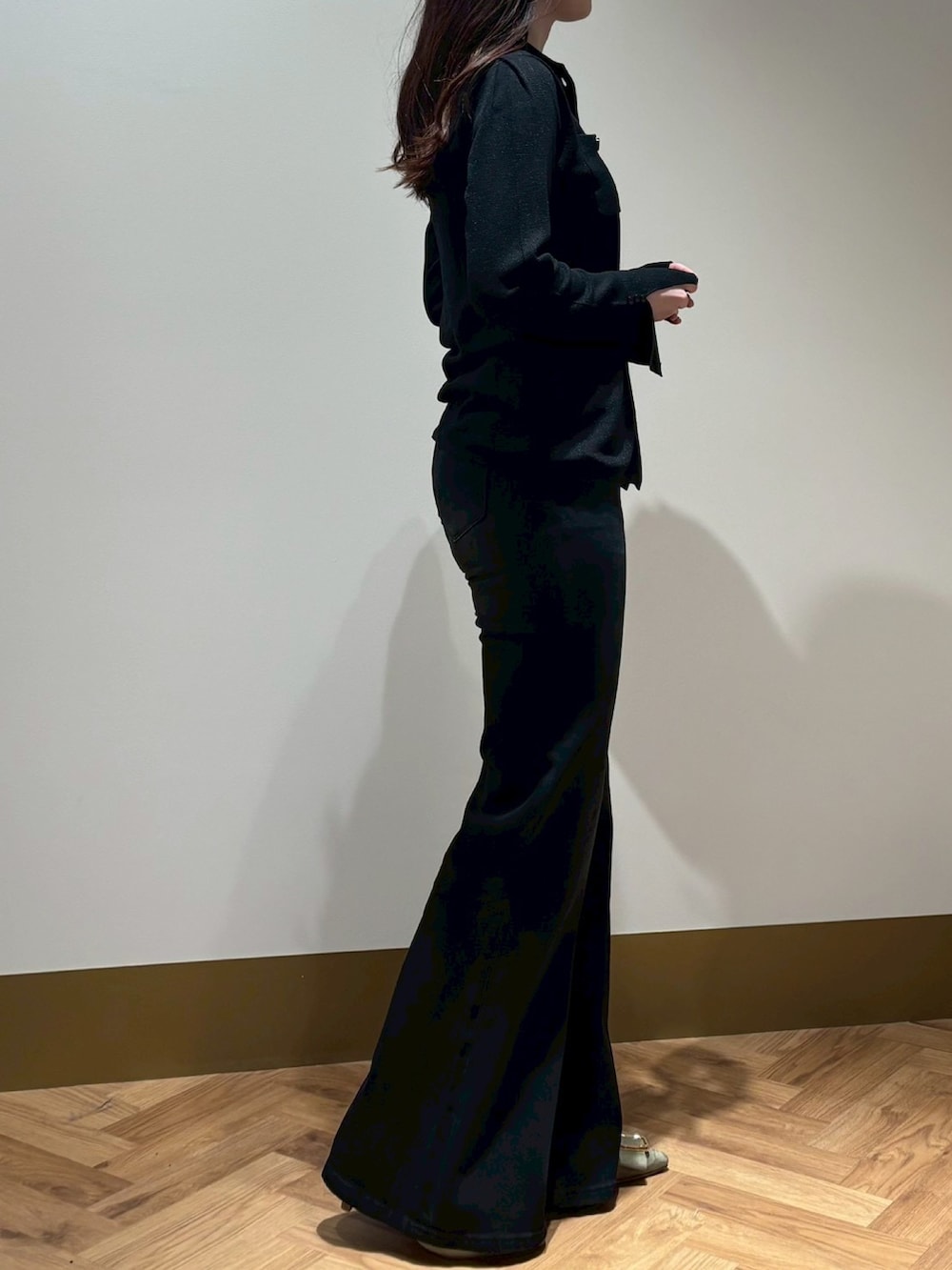 ブラック系のその他パンツ、ブラック系のニット/セーターを着用したレディースの春コーディネートの2枚目の写真