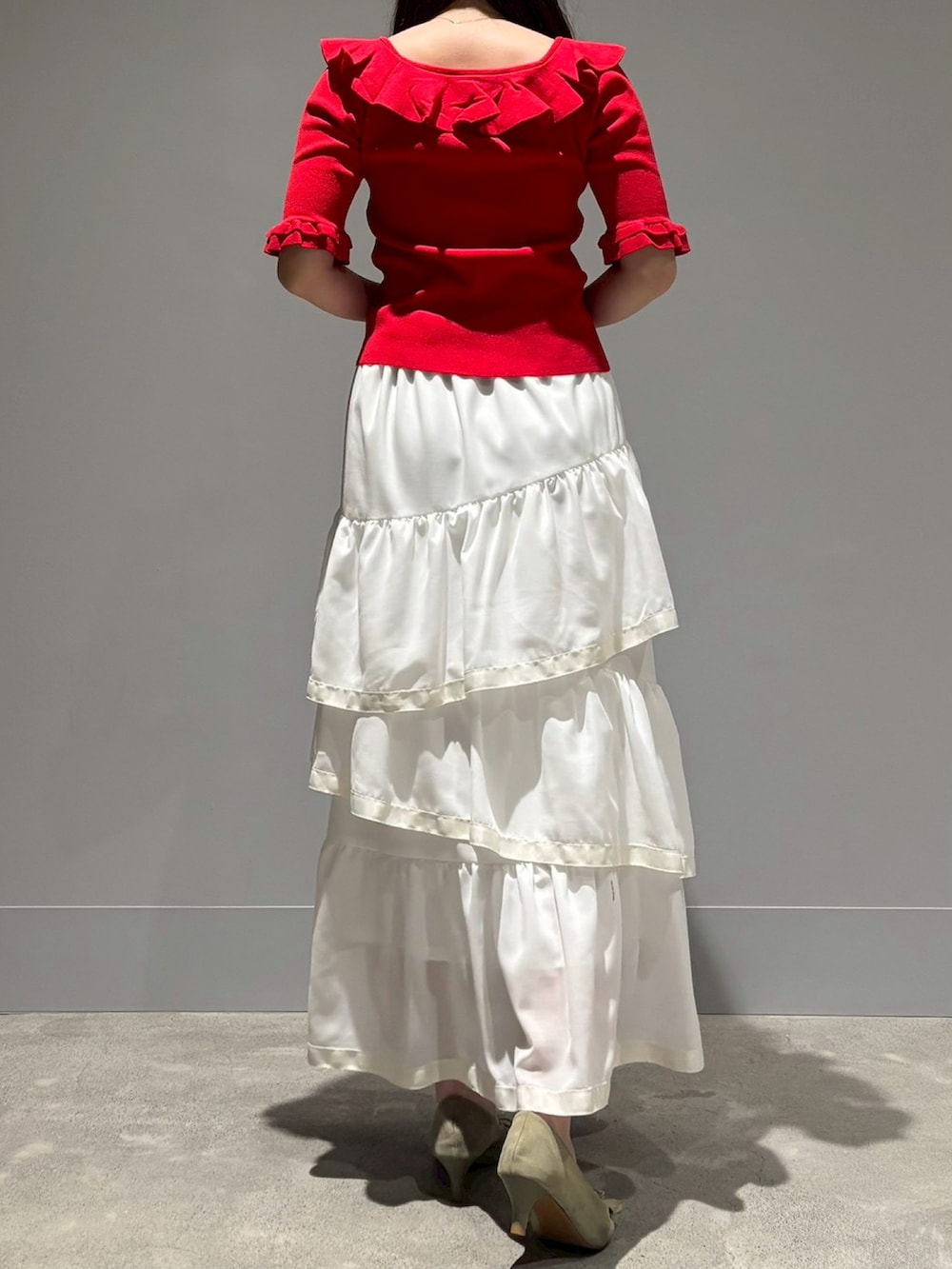 ホワイト系のニット/セーター、ホワイト系のスカートを着用したレディースの春コーディネートの3枚目の写真