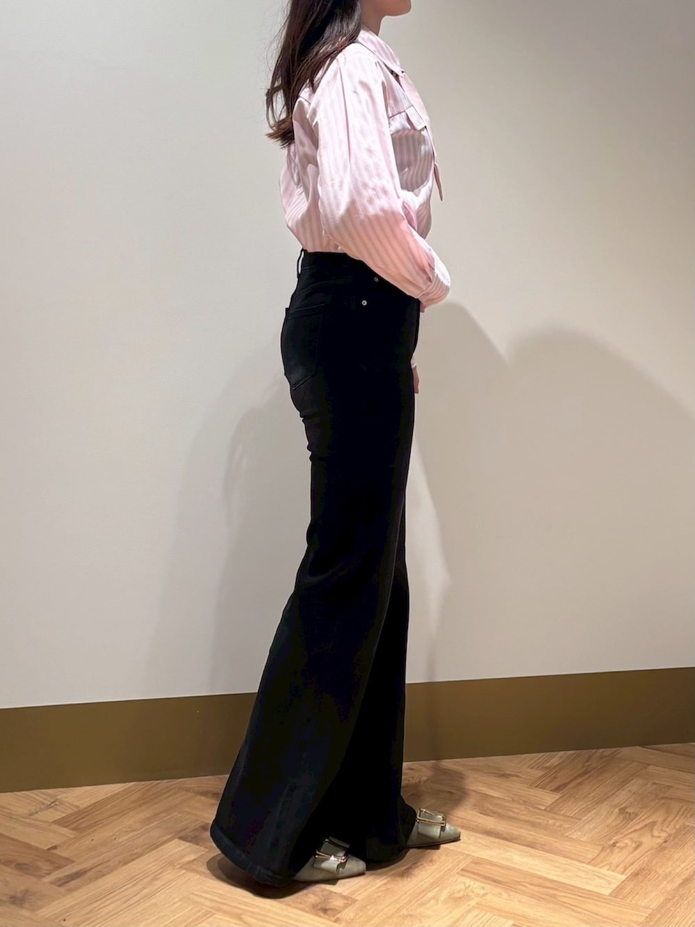 ピンク系のシャツ/ブラウス、ブラック系のその他パンツを着用したレディースの春コーディネートの2枚目の写真