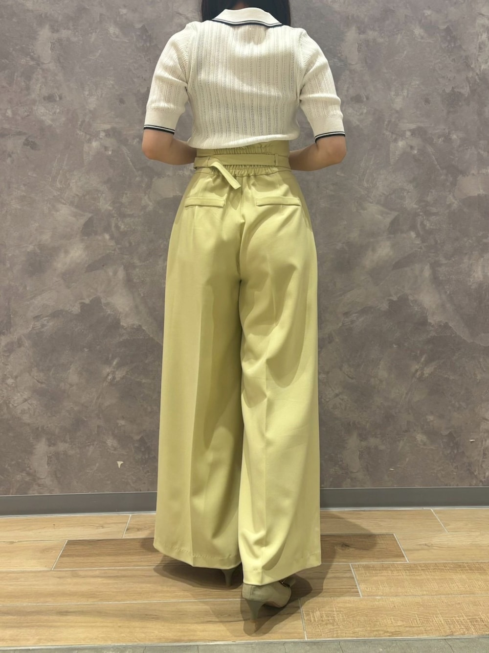 ホワイト系のニット/セーター、グリーン系のその他パンツを着用したレディースの春コーディネートの3枚目の写真