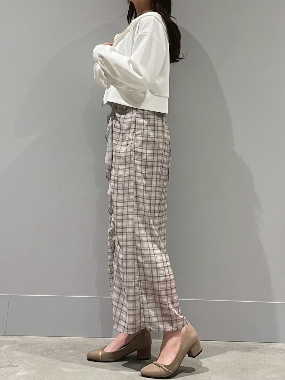 グリーン系のワンピース、ホワイト系のパーカーを着用したレディースの春コーディネートの2枚目の写真