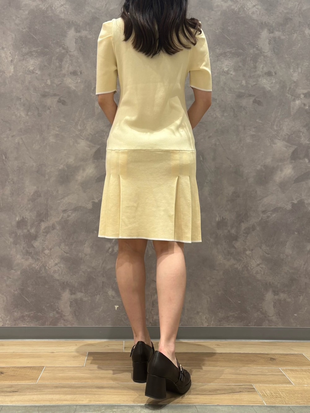 イエロー系のワンピースを着用したレディースの春コーディネートの3枚目の写真