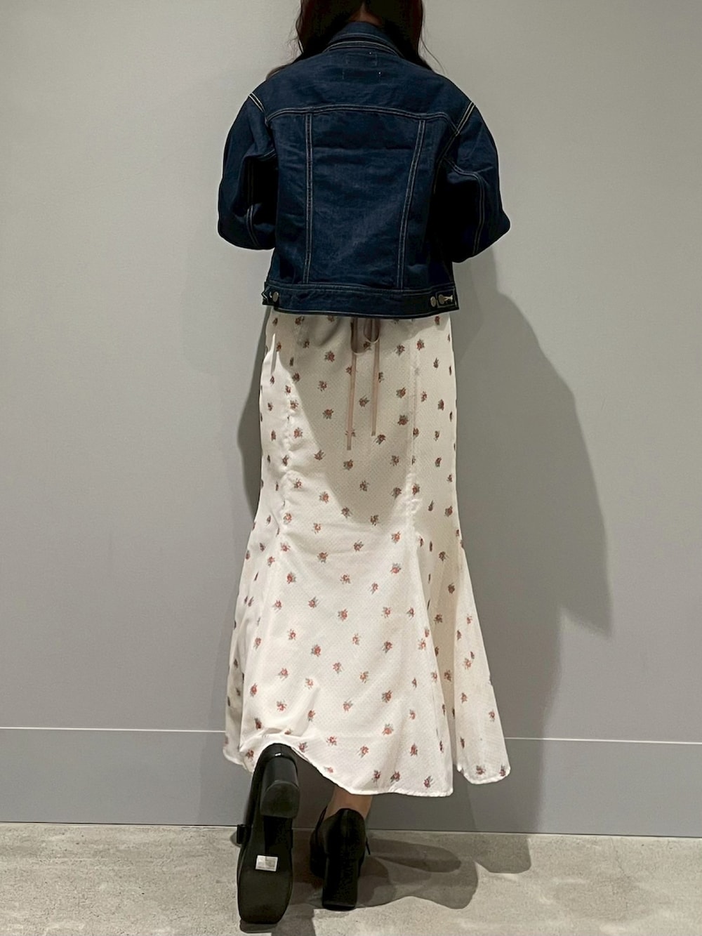 ホワイト系のスカート、ブルー系のデニムジャケット、イエロー系のニット/セーターを着用したレディースの春コーディネートの3枚目の写真