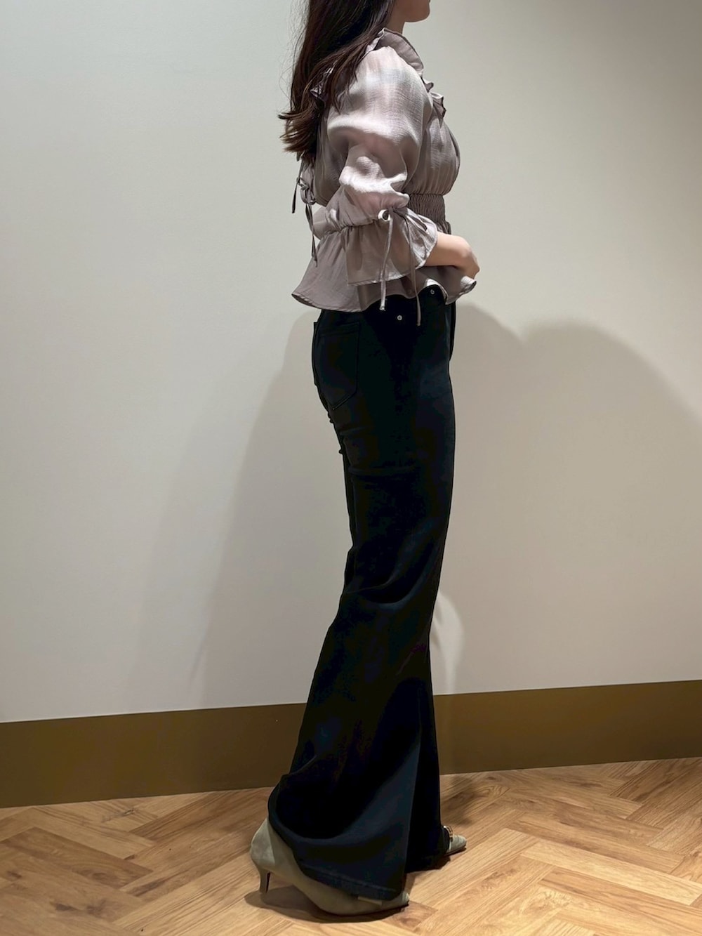 ブラック系のその他パンツ、ベージュ系のシャツ/ブラウスを着用したレディースの春コーディネートの2枚目の写真