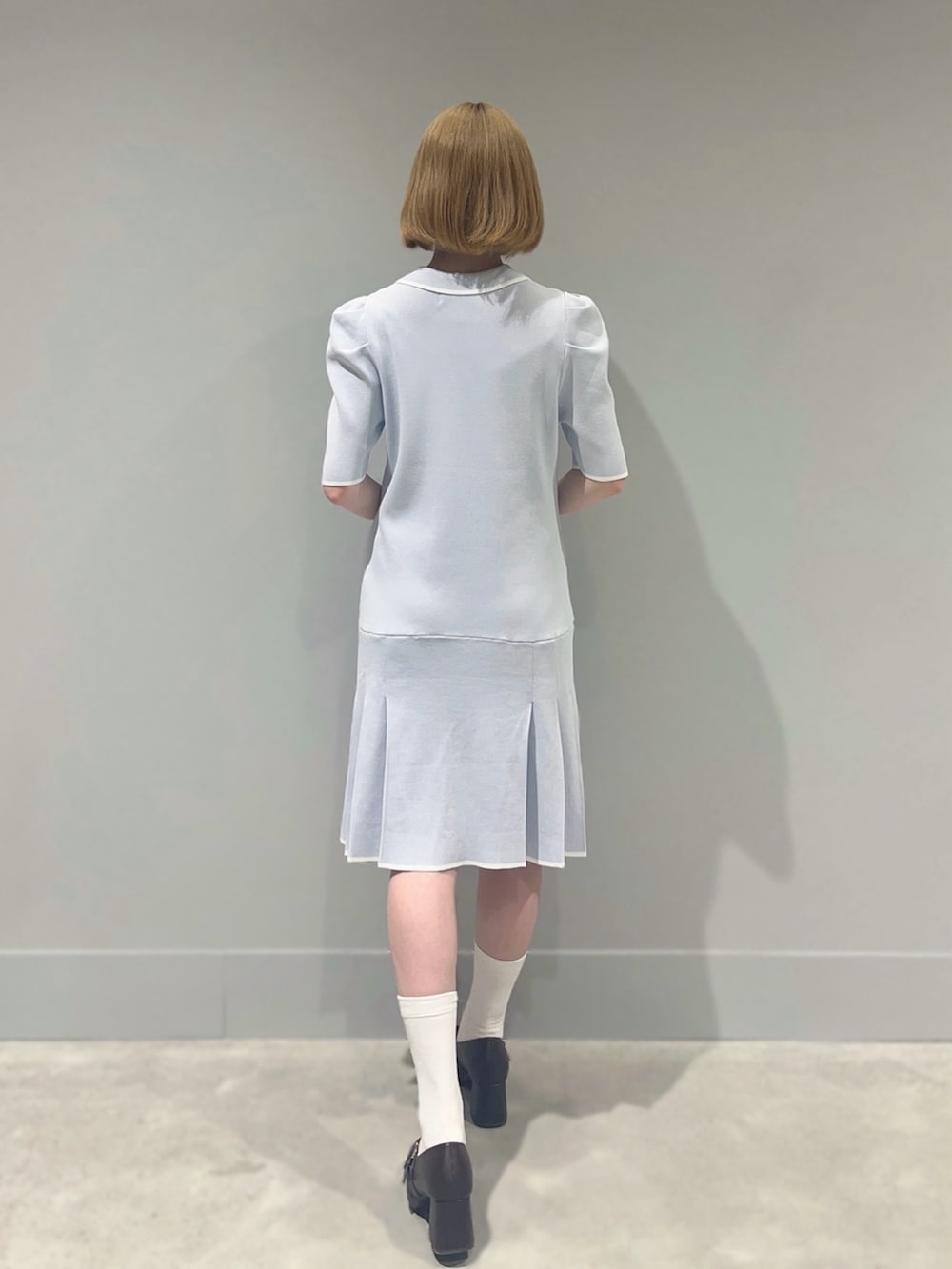 ブルー系のワンピースを着用したレディースの春コーディネートの2枚目の写真