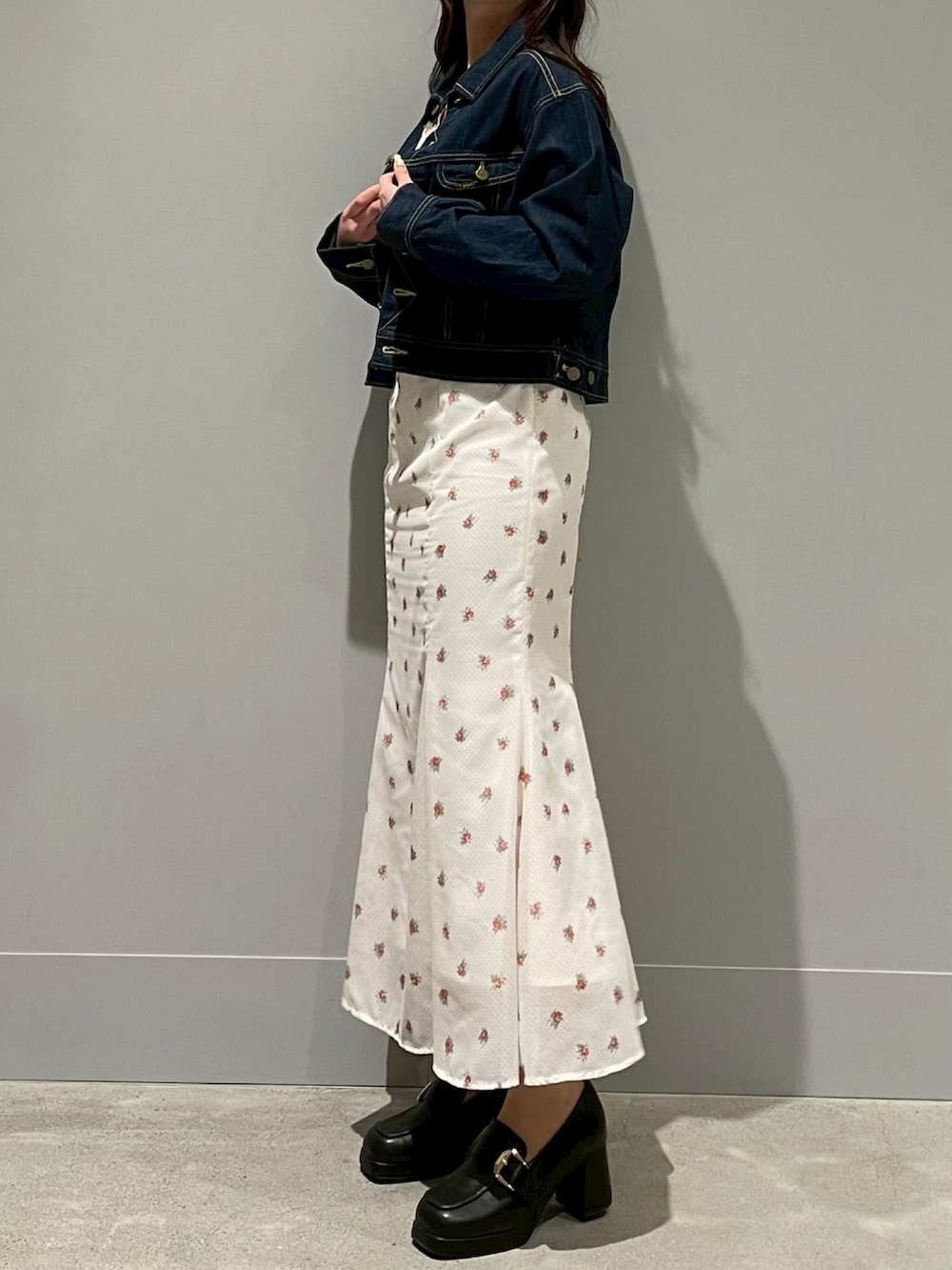 ホワイト系のスカート、ブルー系のデニムジャケット、イエロー系のニット/セーターを着用したレディースの春コーディネートの2枚目の写真