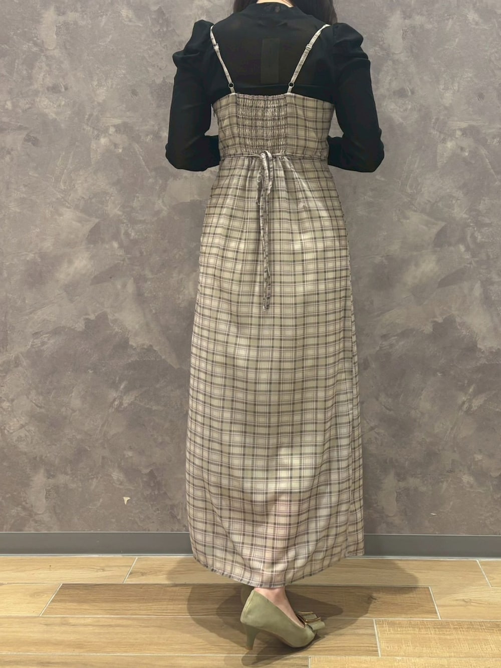 ブラウン系のワンピースを着用したレディースの春コーディネートの3枚目の写真