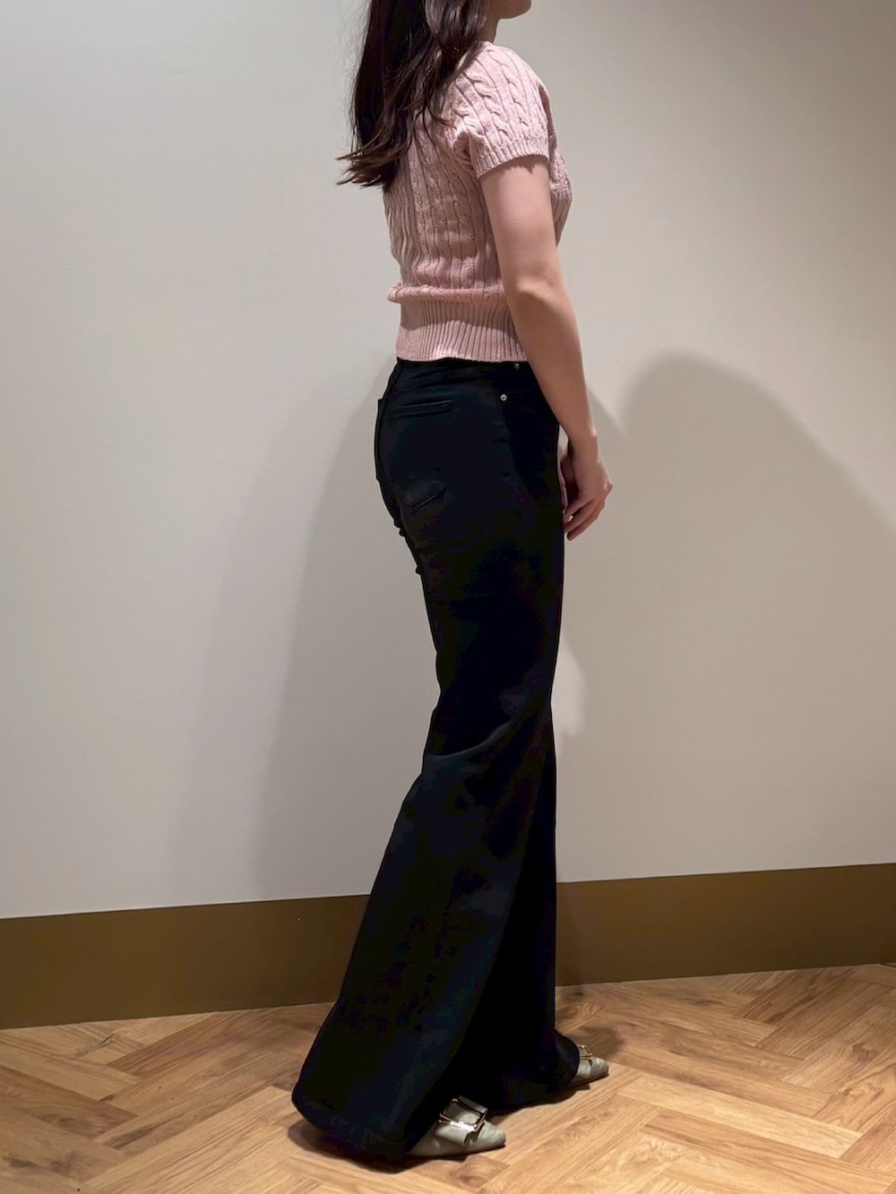 ピンク系のニット/セーター、ブラック系のその他パンツを着用したレディースの春コーディネートの2枚目の写真