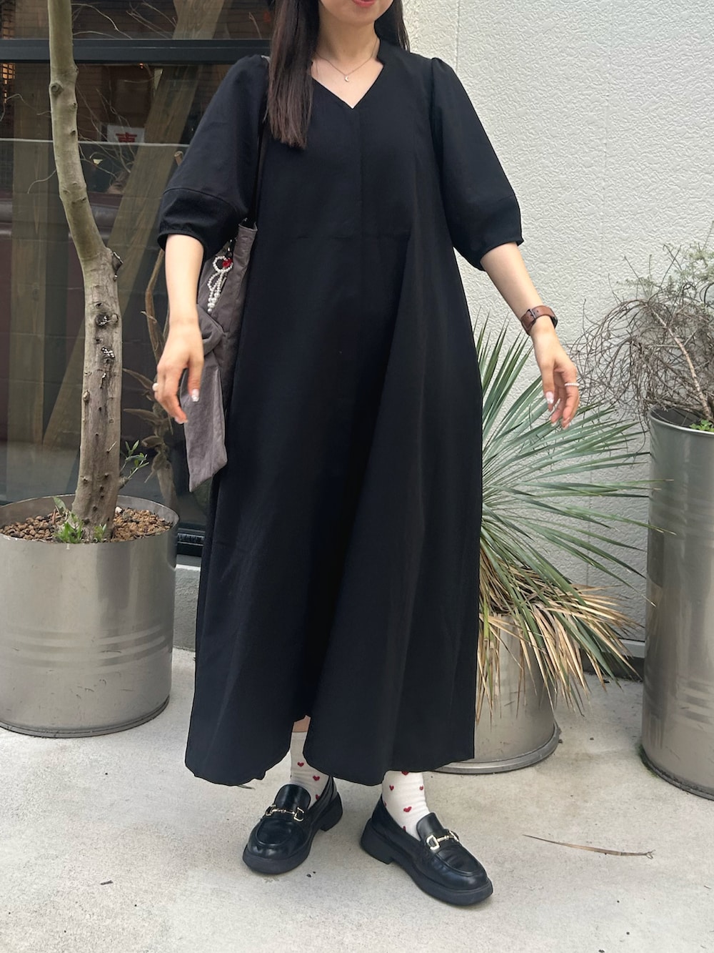 ブラック系のワンピース、ブラック系のローファーを着用したレディースの秋コーディネートの2枚目の写真