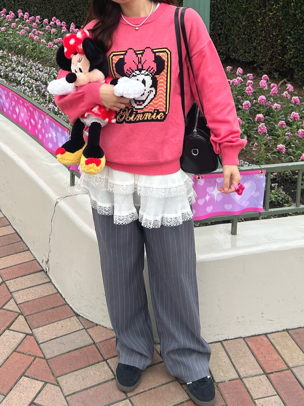 ピンク系のニット/セーター、ホワイト系のスカートを着用したレディースの冬コーディネートの2枚目の写真