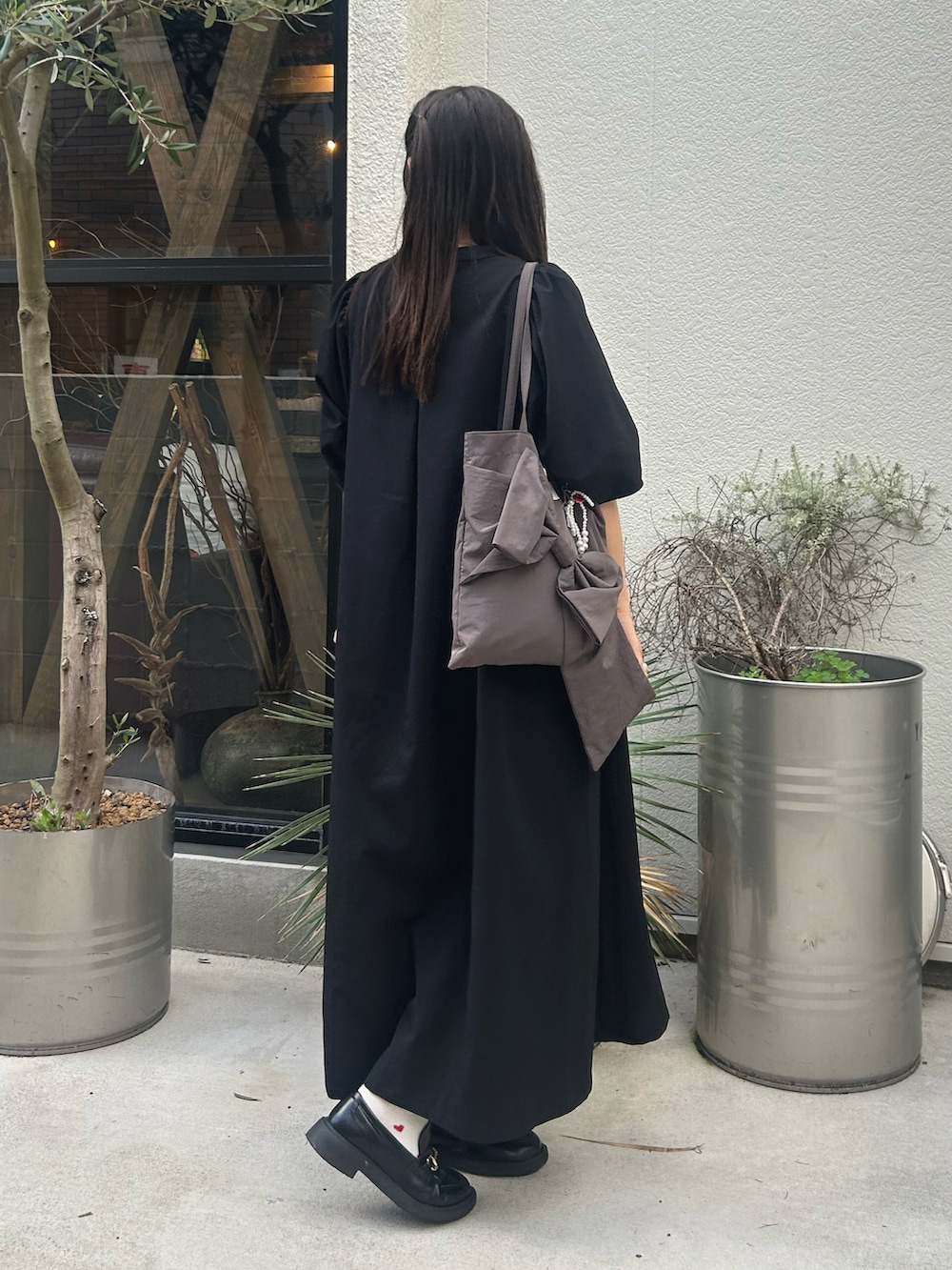 ブラック系のワンピース、ブラック系のローファーを着用したレディースの秋コーディネートの3枚目の写真