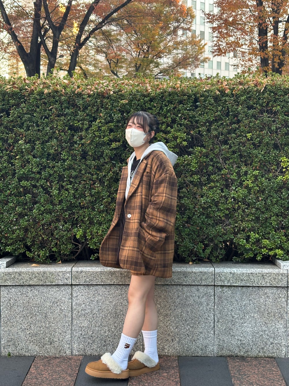 グレー系のパーカー、ブラウン系のジャケット/アウター、ブラウン系のスカートを着用したレディースの冬コーディネートの4枚目の写真