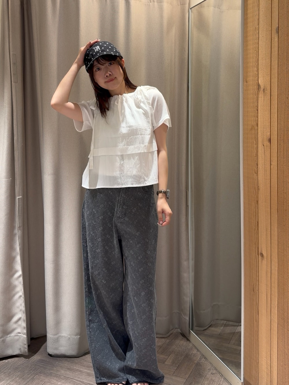ホワイト系のシャツ/ブラウス、ホワイト系のTシャツ/カットソー、ブラック系のデニムパンツを着用したレディースの夏コーディネートの2枚目の写真