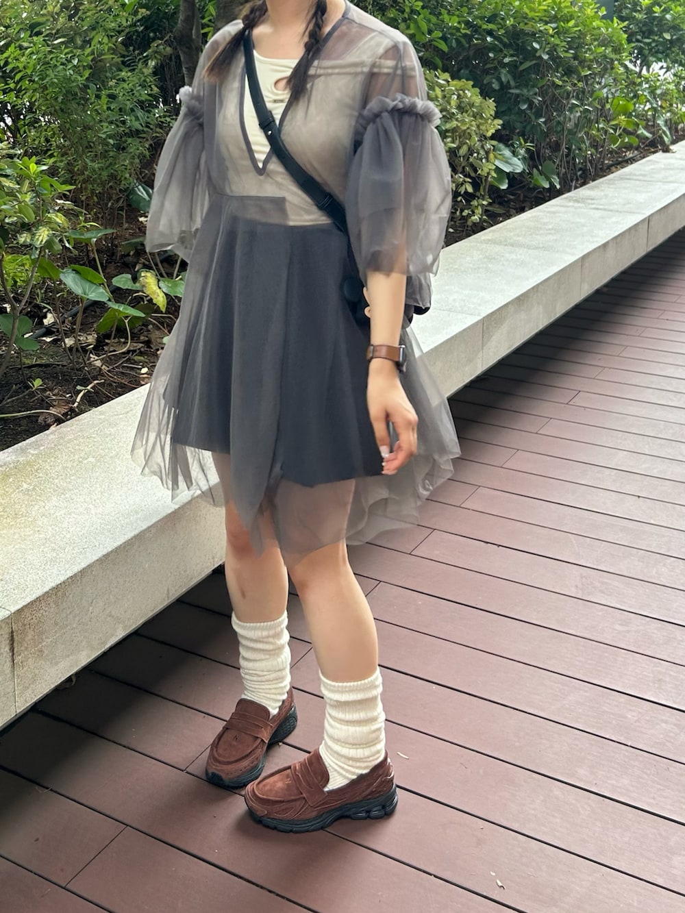 グレー系のトップス、ベージュ系のレッグウォーマーを着用したレディースの秋コーディネートの2枚目の写真