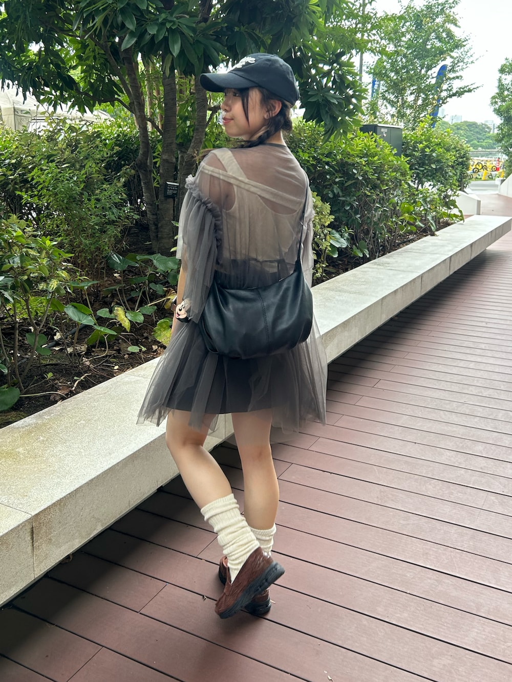 グレー系のトップス、ベージュ系のレッグウォーマーを着用したレディースの秋コーディネートの3枚目の写真