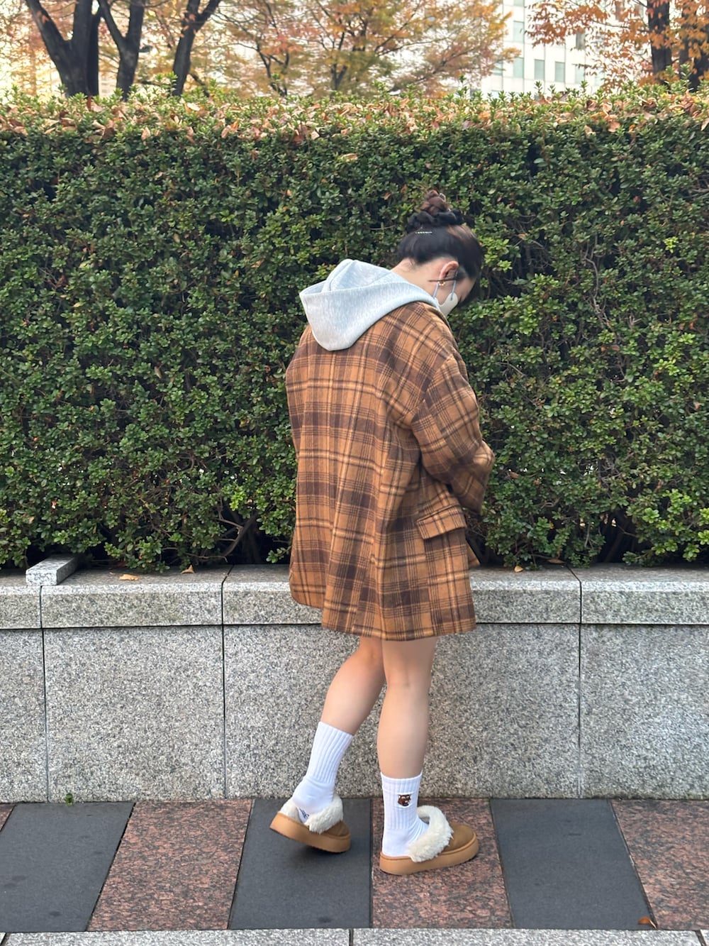 グレー系のパーカー、ブラウン系のジャケット/アウター、ブラウン系のスカートを着用したレディースの冬コーディネートの5枚目の写真