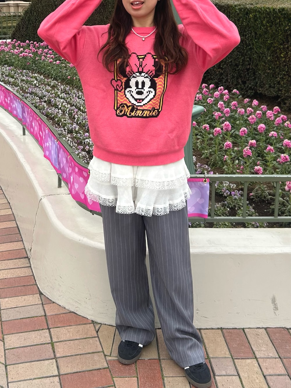 ピンク系のニット/セーター、ホワイト系のスカートを着用したレディースの冬コーディネートの5枚目の写真