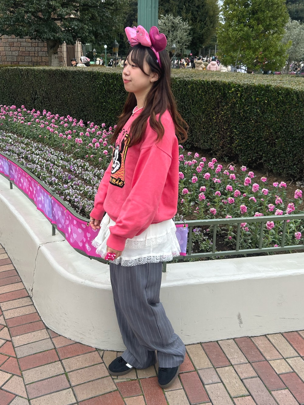 ピンク系のニット/セーター、ホワイト系のスカートを着用したレディースの冬コーディネートの4枚目の写真