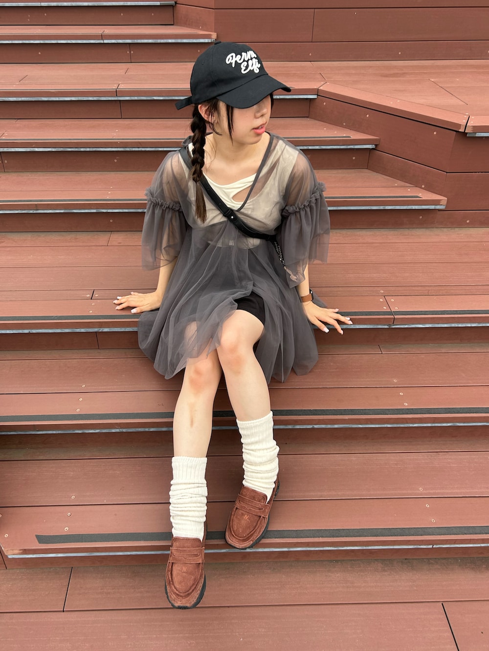 グレー系のトップス、ベージュ系のレッグウォーマーを着用したレディースの秋コーディネートの4枚目の写真