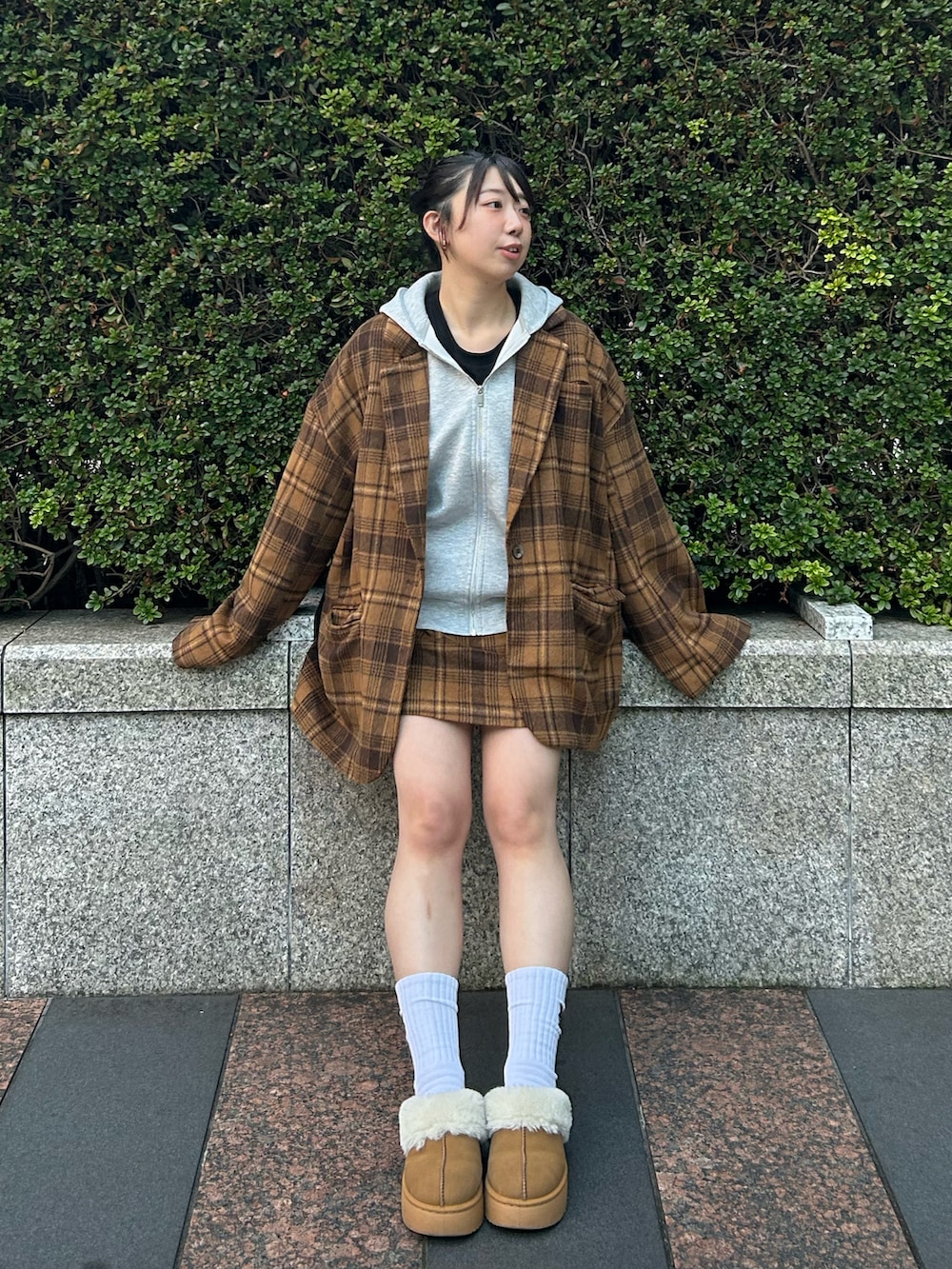 グレー系のパーカー、ブラウン系のジャケット/アウター、ブラウン系のスカートを着用したレディースの冬コーディネートの3枚目の写真