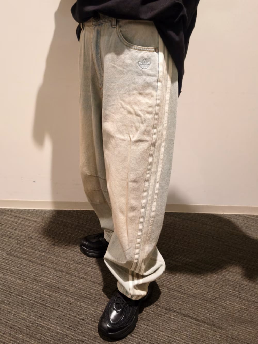 その他のデニムパンツ、ブラウン系のショルダーバッグ、ブラウン系のブルゾンを着用したレディースの冬コーディネートの4枚目の写真