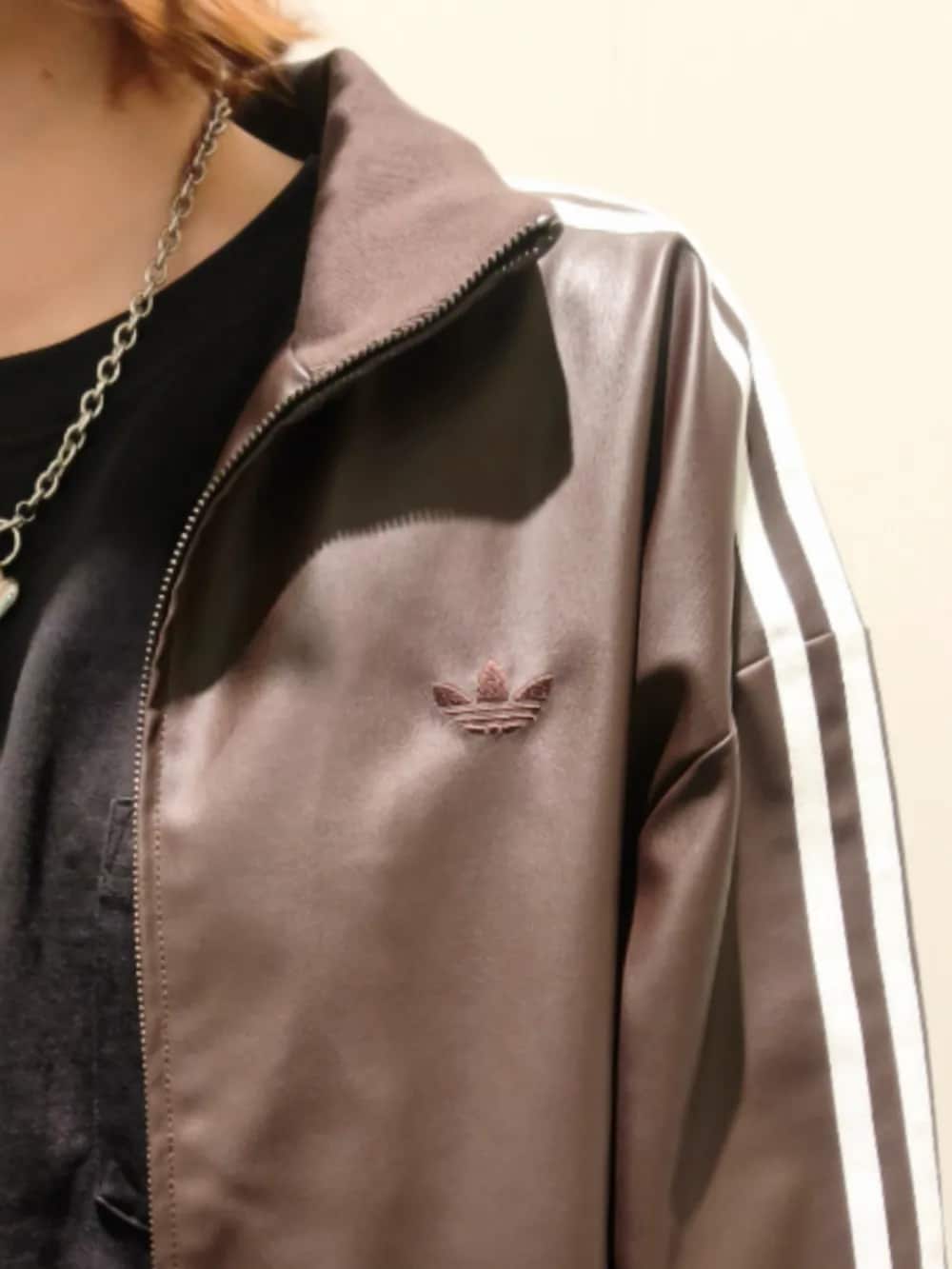 その他のデニムパンツ、ブラウン系のショルダーバッグ、ブラウン系のブルゾンを着用したレディースの冬コーディネートの3枚目の写真