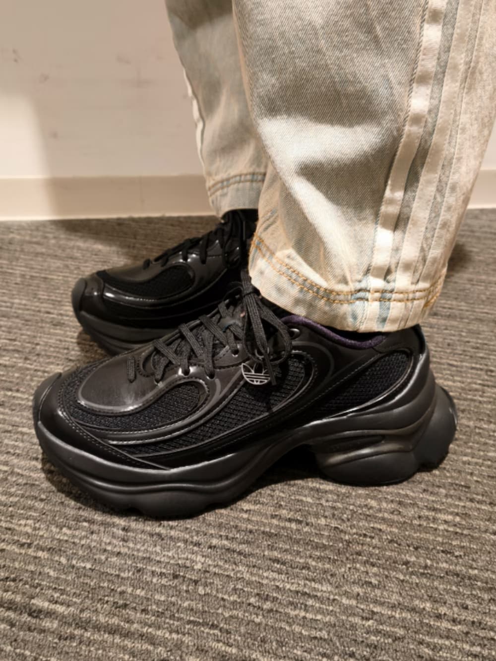 その他のデニムパンツ、ブラウン系のショルダーバッグ、ブラウン系のブルゾンを着用したレディースの冬コーディネートの5枚目の写真