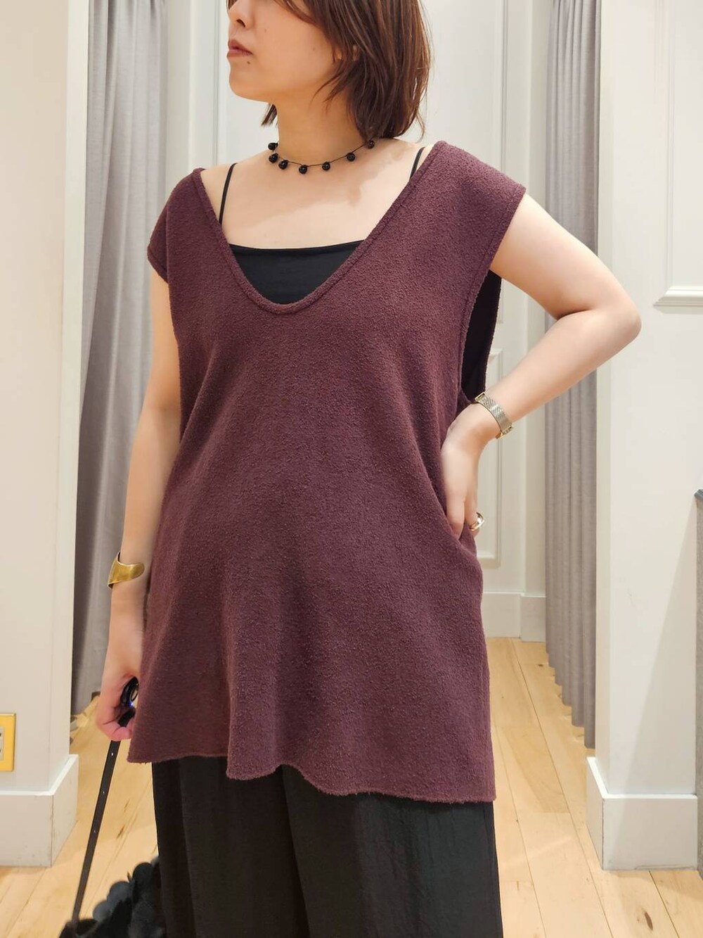 ブラック系のその他パンツ、ブラック系のキャミソール、レッド系のベストを着用したレディースの夏コーディネートの6枚目の写真